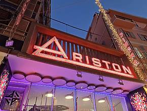 Wo kann man Sanremo 2026 in Mailand sehen? Die unverzichtbaren Abende, um die ganze Atmosphäre des Festivals außerhalb Ihres Zuhauses für weniger als 15 € (inklusive Getränk!) zu genießen.