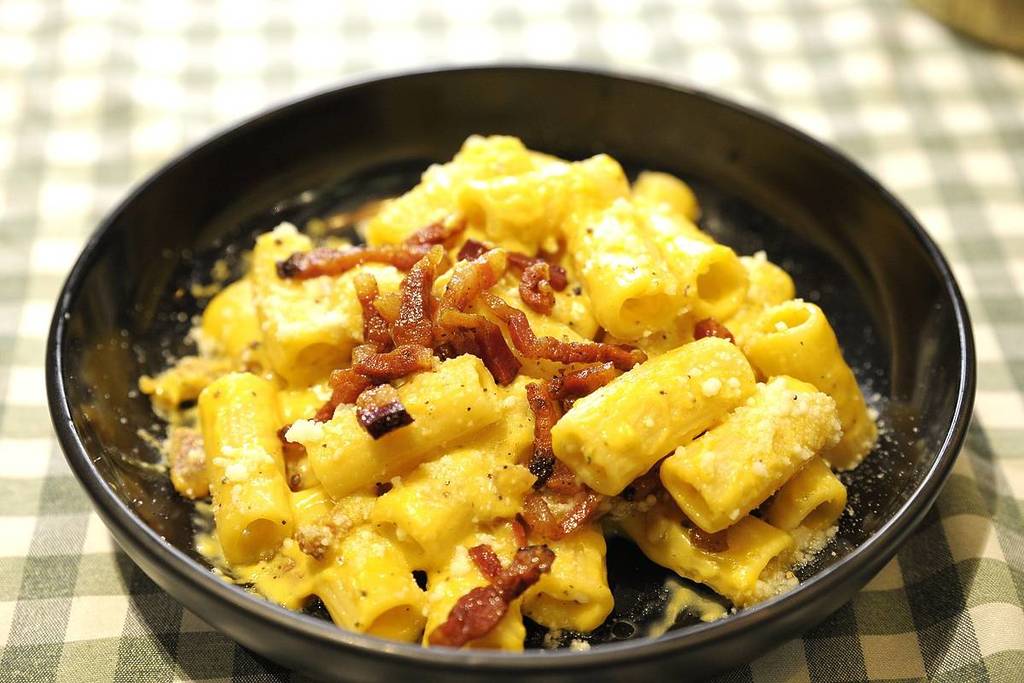 The carbonara at the best Roman restaurant in Milan