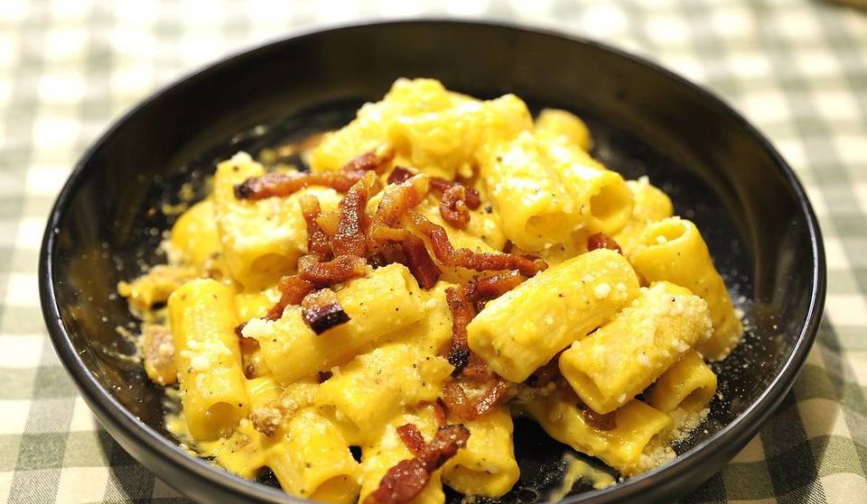 Il nuovo locale a Milano che ti trasporta a Trastevere: carbonara cremosissima e un’atmosfera (davvero) romana