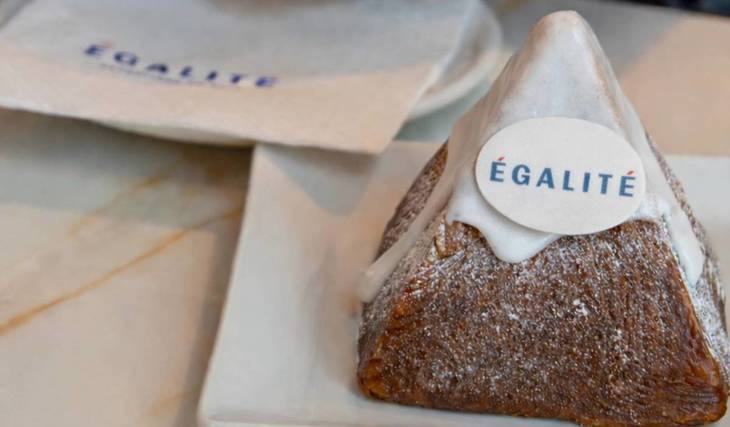 Das viralste Croissant Mailands für die Olympischen Spiele 2026: Es ist mit Gianduia gefüllt und sieht aus wie ein schneebedeckter Berg.