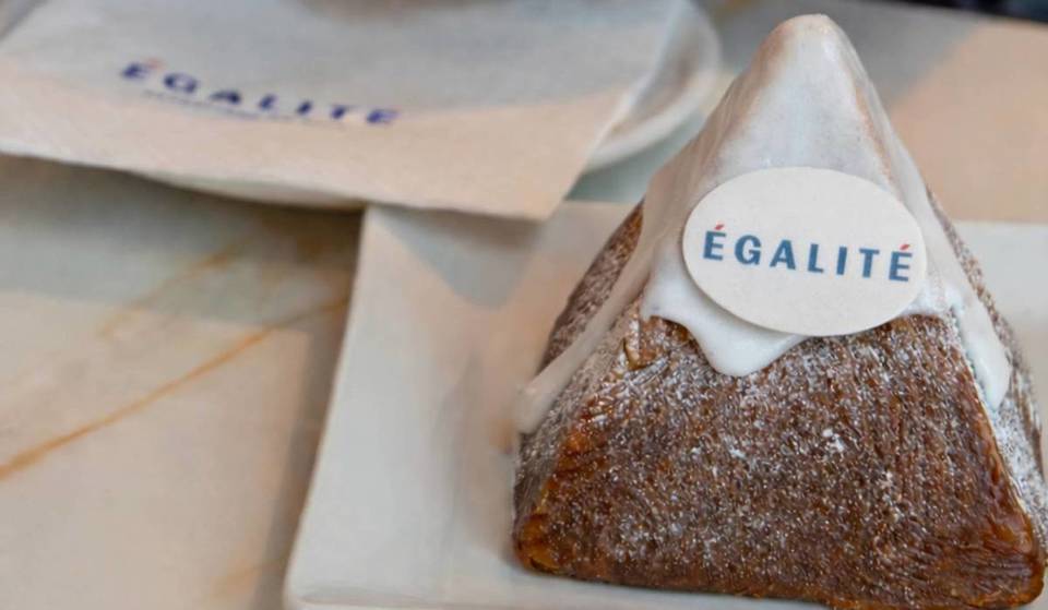 Das viralste Croissant Mailands für die Olympischen Spiele 2026: Es ist mit Gianduia gefüllt und sieht aus wie ein schneebedeckter Berg.