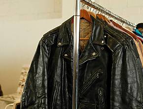 Nur an diesem Sonntag in Mailand: Hunderte von Vintage-Kleidungsstücken für nur 10 €, darunter Stücke von Marken wie Burberry und Moschino.