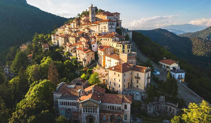 Eine Stunde von Mailand entfernt gibt’s ein UNESCO-Weltkulturerbe-Dorf mit 14 historischen Kapellen, Museumshäusern und einem atemberaubenden Blick auf die Seen, das fast niemand kennt.
