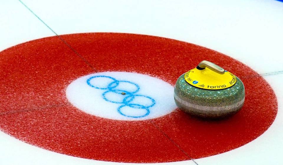 Alle sind verrückt nach Curling: Hier sind die Orte, an denen man den beliebtesten Sport der Olympischen Winterspiele in Mailand ausprobieren kann – einer davon ist bis zum 22. Februar kostenlos.
