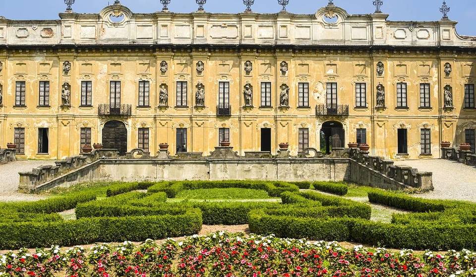 Le petit « Versailles italien » se trouve à seulement 20 minutes de Milan : une demeure royale avec 365 fenêtres et un labyrinthe du XVIIIe siècle.