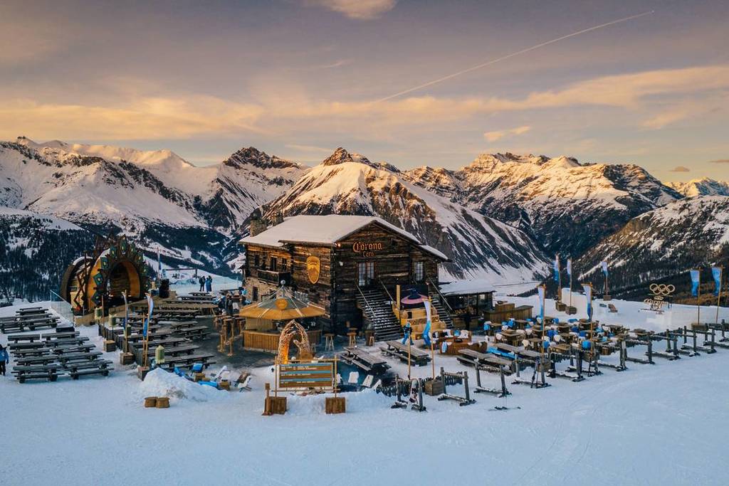 Casa Corona en Livigno, en medio de las montañas, en las pistas de esquí al atardecer.