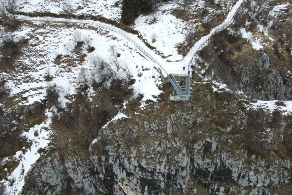 Passerelle suspendue au-dessus du lac de Côme