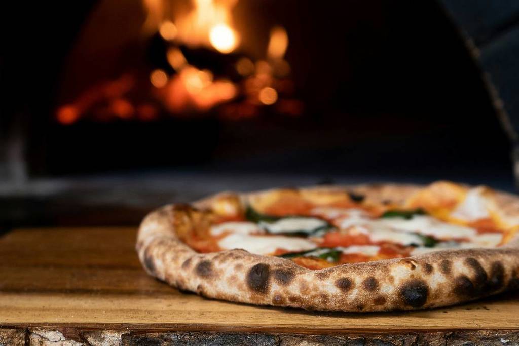 La pizzería con horno de leña favorita de Bella Hadid en Milán, con más de 50 pizzas diferentes.