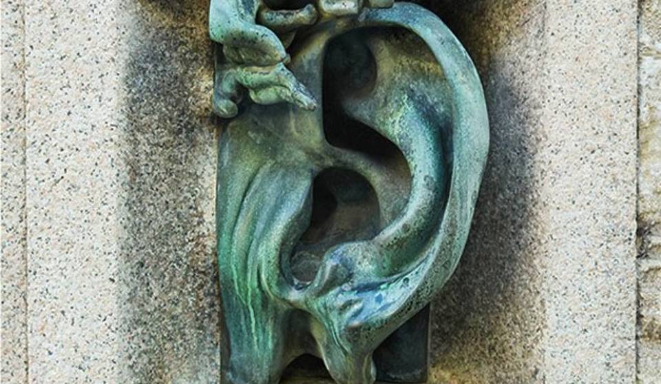 Flüstere diesem Mailänder Palazzo ein Geheimnis zu: die Geschichte des bronzenen Ohrs aus den 1930er Jahren, das fast niemand bemerkt.