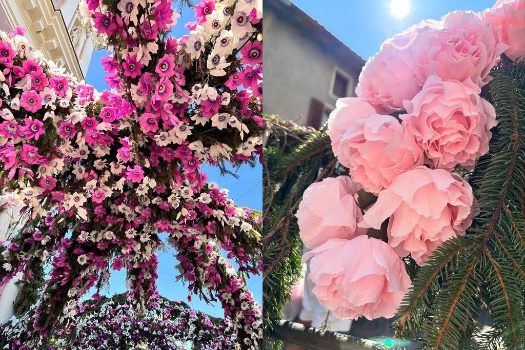 Pappmaché-Blumen, die die Bögen im Dorf bedecken