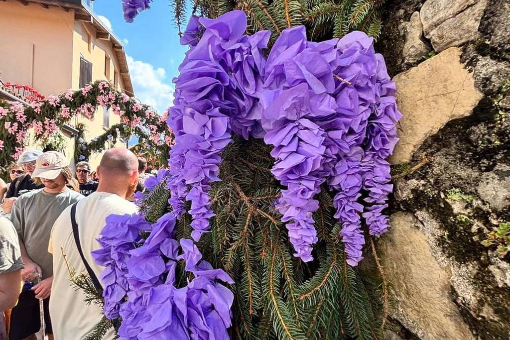 Handgefertigte violette Blumen aus Pappmaché für das Fest von Santa Croce