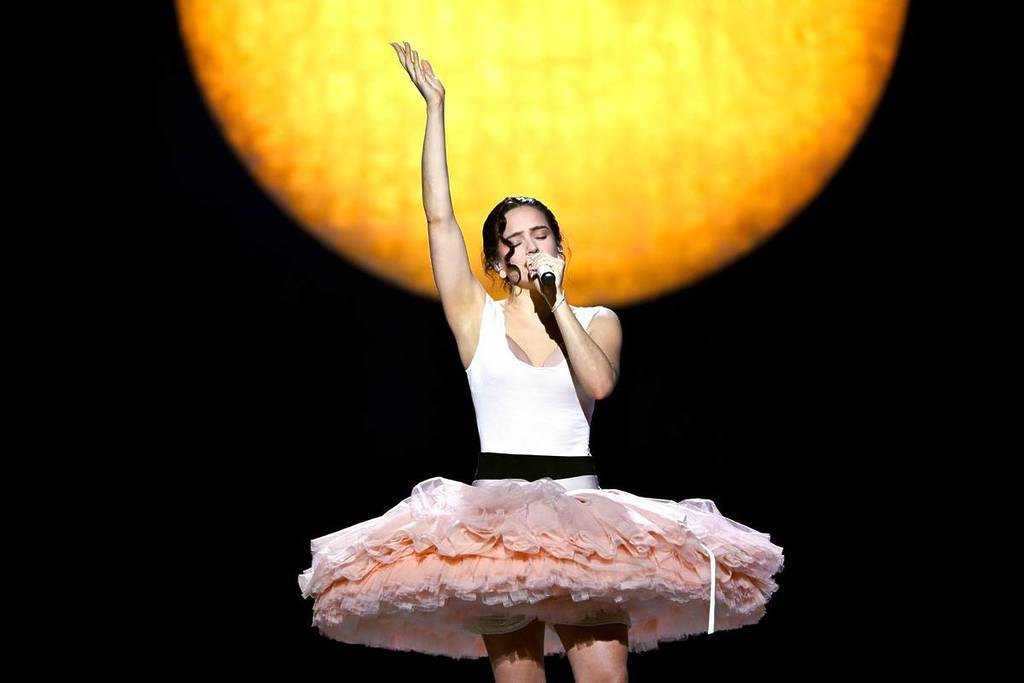 La Rosalìa si esibisce in body e tutù rosa durante la sua prima tappa del tour LUX