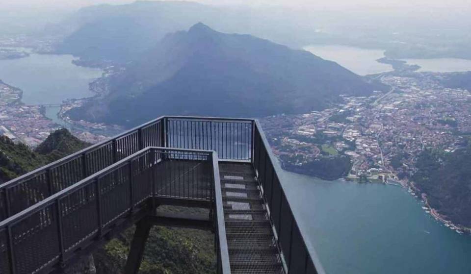Suspended between sky and lake: just 60 minutes from Milan, you can walk on a viewing platform that extends 12 meters out over the void