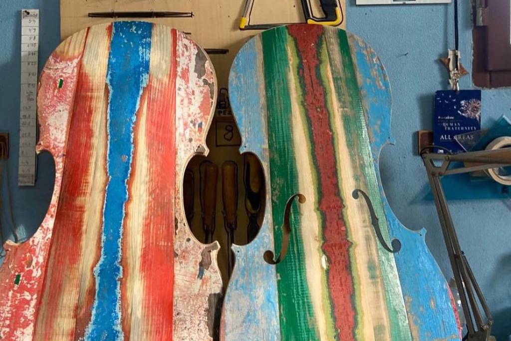 Contrebasse en cours de fabrication dans l'atelier de lutherie de la prison d'Opera