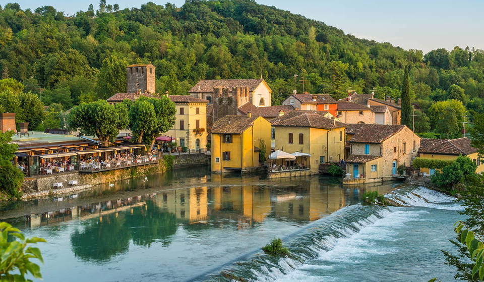 The village two hours from Milan built “inside” a river (which looks like something out of a fairy tale)