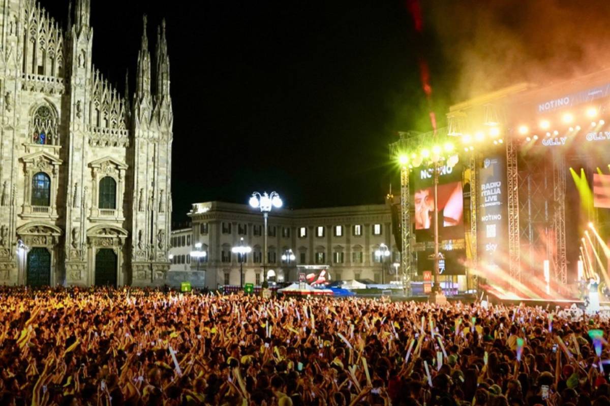 La Piazza Duomo bondée pour le concert de Radio Italia 2026 à Milan