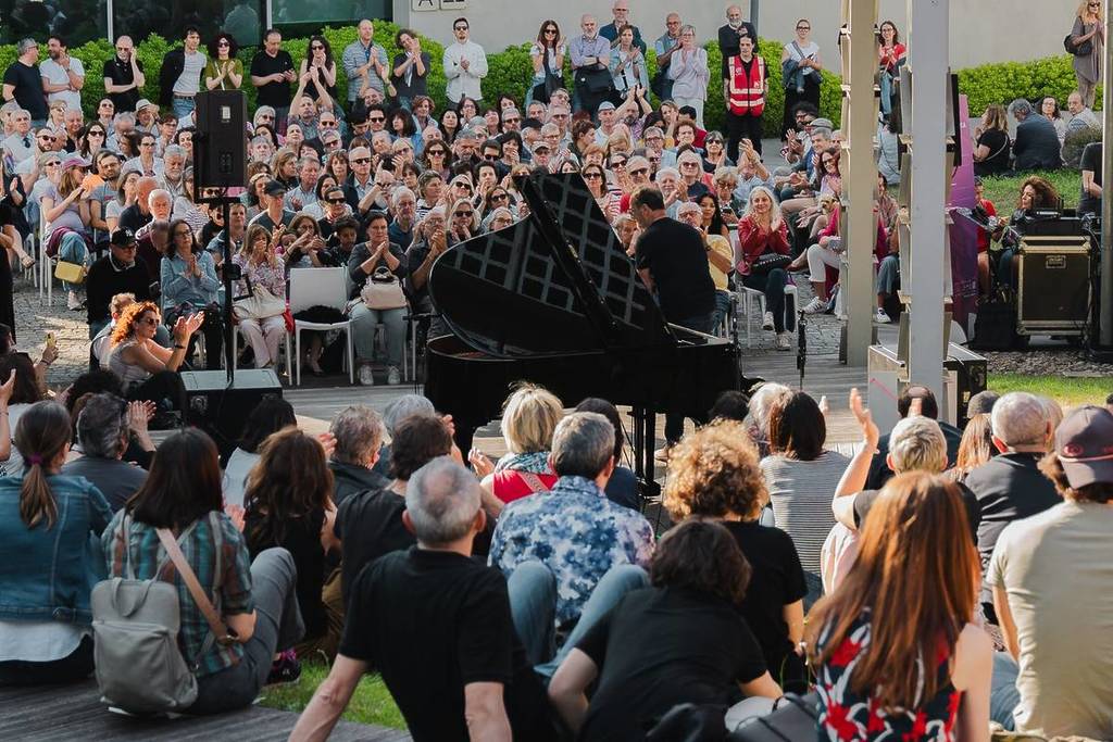 Le public écoute un pianiste lors de Piano City Milano à la Certosa