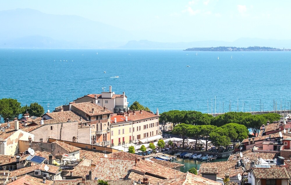Vue aérienne de Desenzano depuis les toits