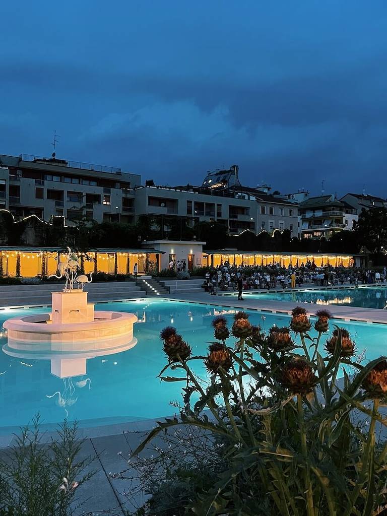 Schwimmbad bei Nacht