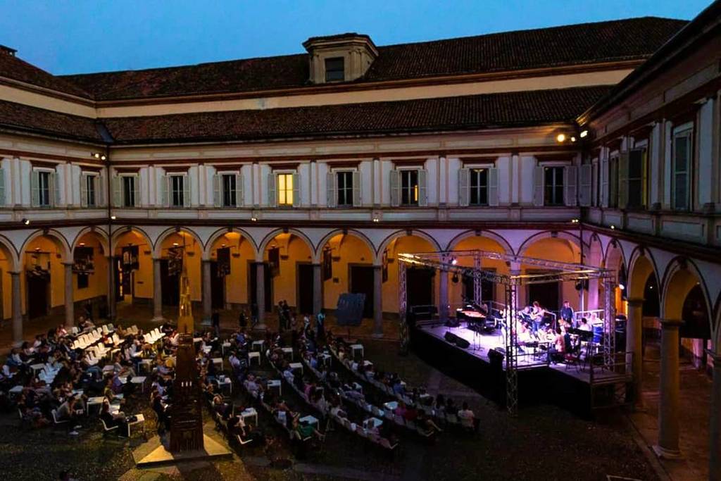 Photo du concert en soirée dans le cloître du Conservatoire de Milan
