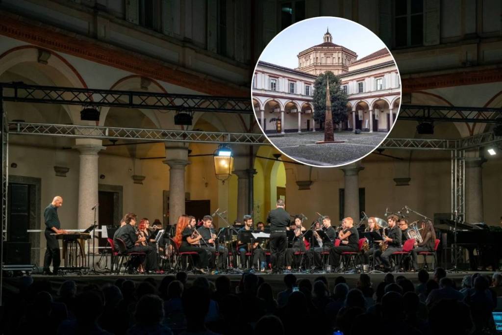 Collage fotografico: sullo sfondo un'orchestra che suona su un palco, nel cerchio una foto del Chiostro del Conservatorio G Verdi di Milano