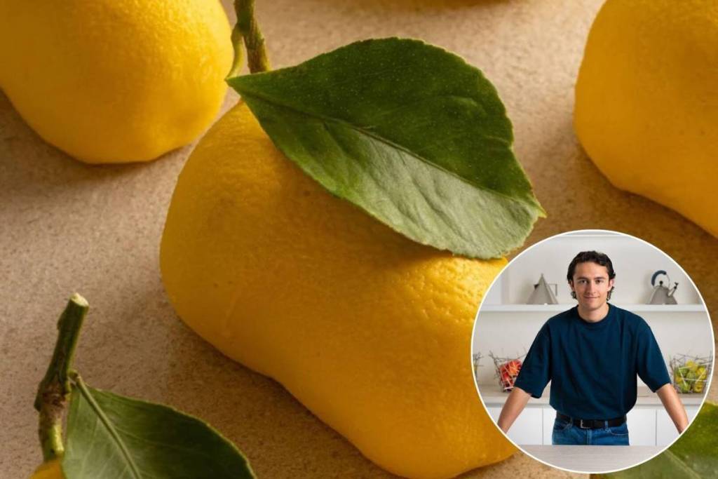 Sullo sfondo alcune monoporzioni realistiche di un limone e il pasticcere Alberto Magrì in primo piano