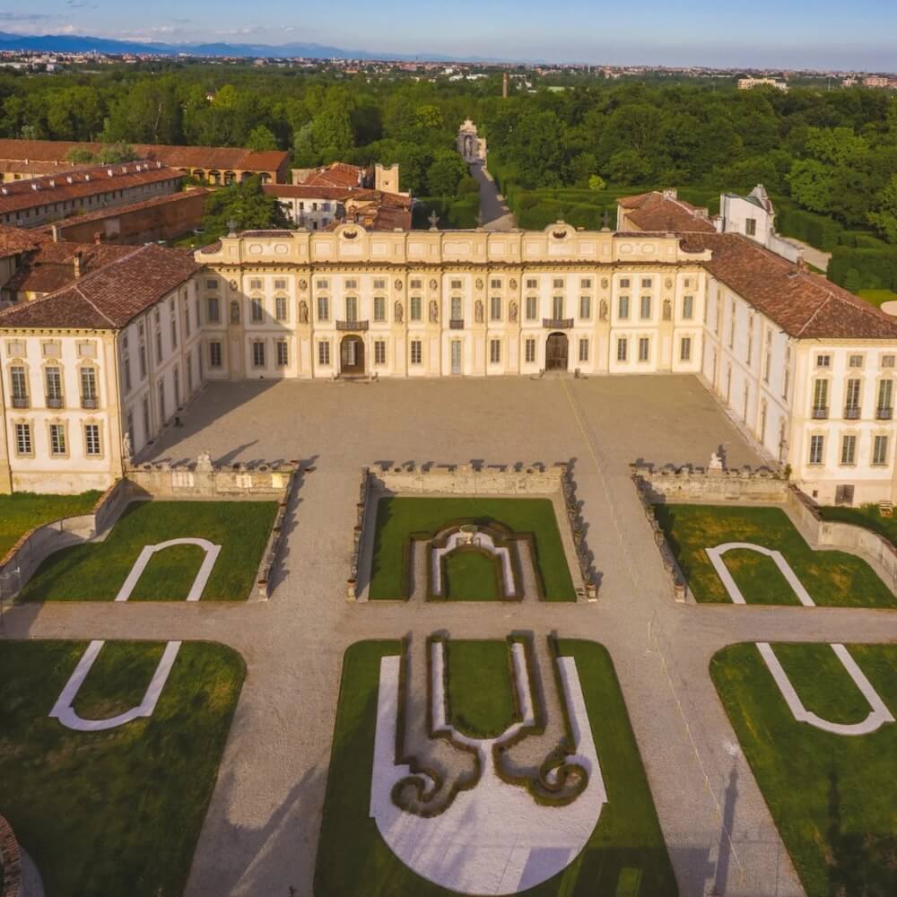 Veduta panoramica della corte Nobile di Villa Arconati con i giardini e spazi adiacenti