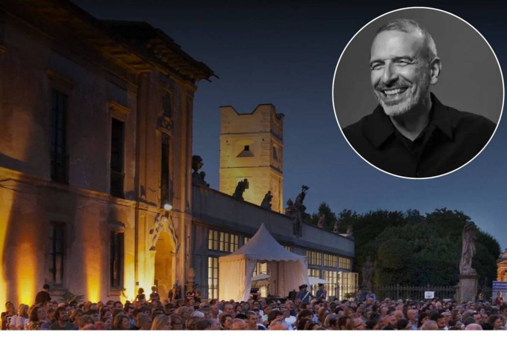 Spettatori nella corte di Villa Arconati all'alba per un concerto. Il cantante Pacifico