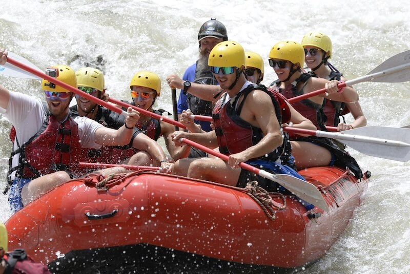 Un groupe de personnes faisant du rafting sur une rivière