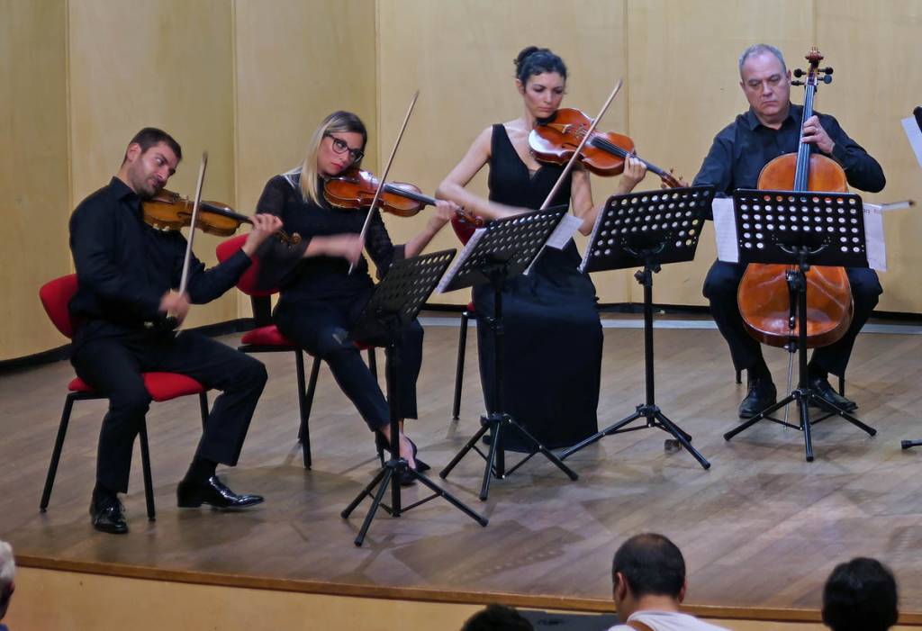 Streichquartett spielt Streichinstrumente