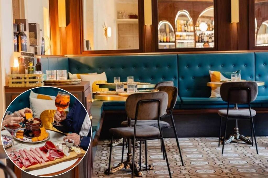 Elegantes Interieur des Montalcino Caffè in Mailand mit blauen Samtsofas und einem Detail des typischen Mailänder Aperitifs mit Wurstplatte und Spritz.