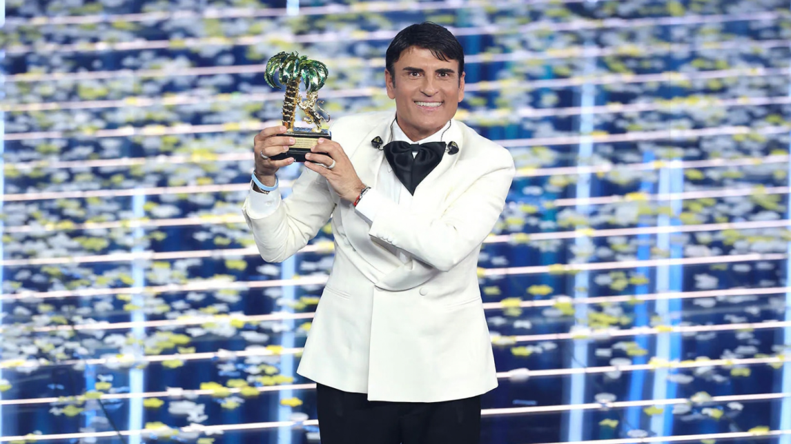 Gewinner von Sanremo 2026, der den Preis in den Händen hält