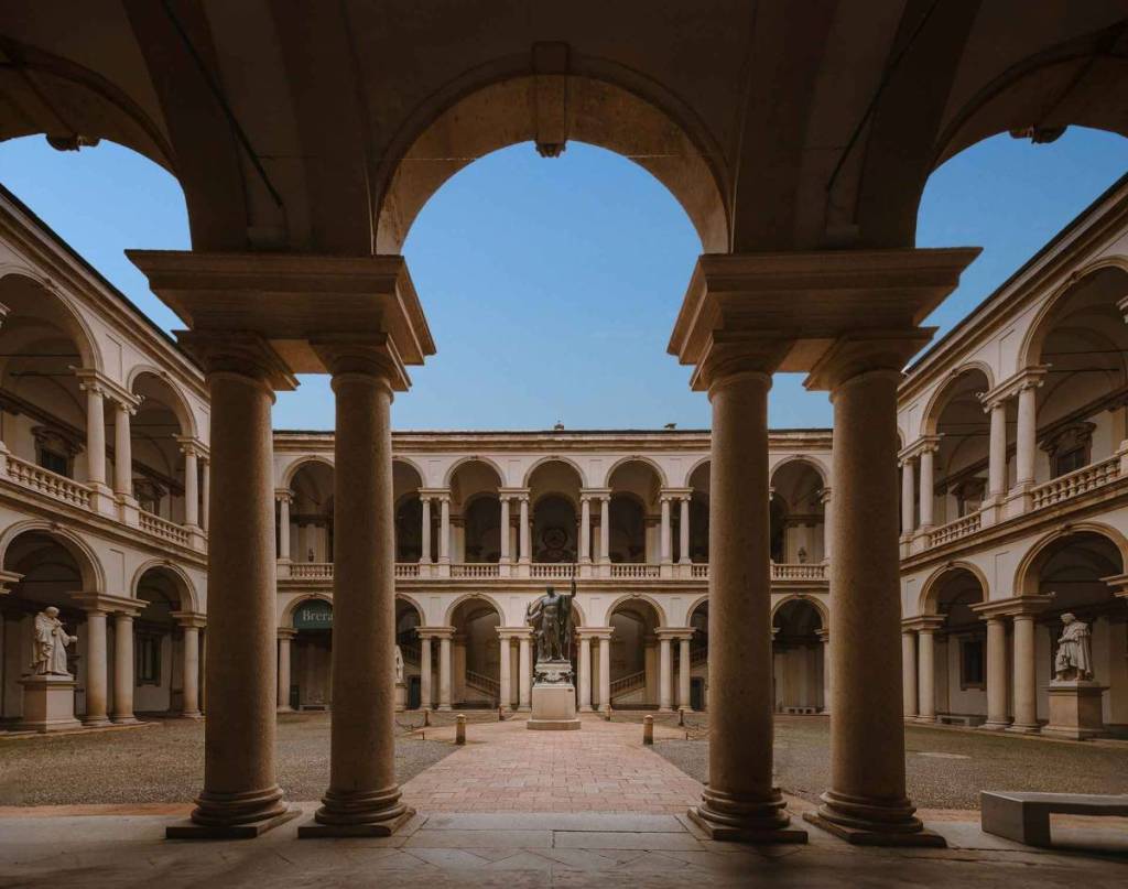 Panoramablick auf den Ehrenhof des Palazzo di Brera in Mailand