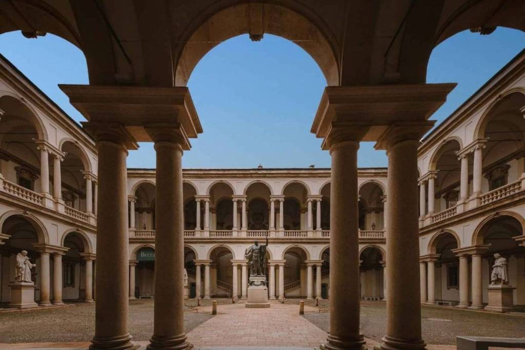 Panoramablick auf den Ehrenhof des Palazzo di Brera