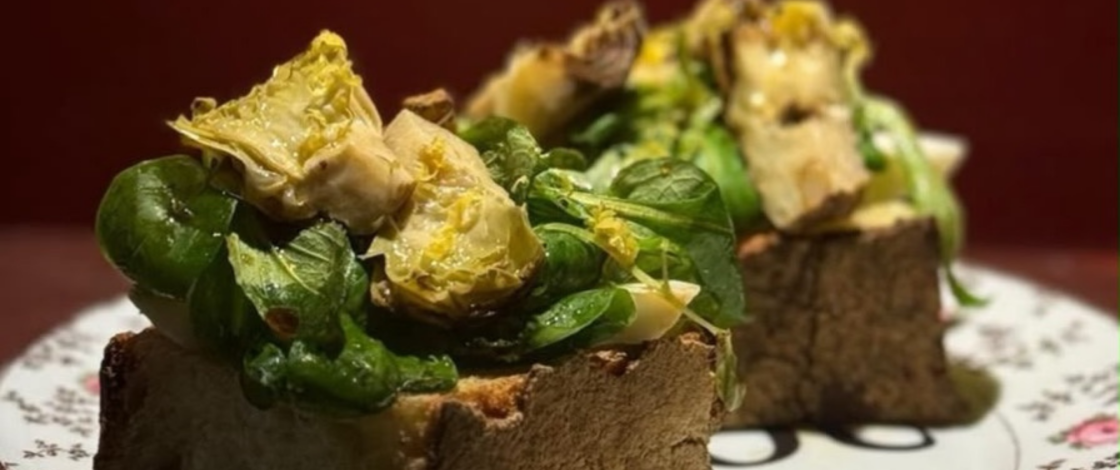 À deux pas des Colonnes, il y a un nouveau bar à vin de 16 places : du pain, du beurre et des anchois, par le chef des dégustations à 140 € (mais ici, tu dépenses environ 30 €)
