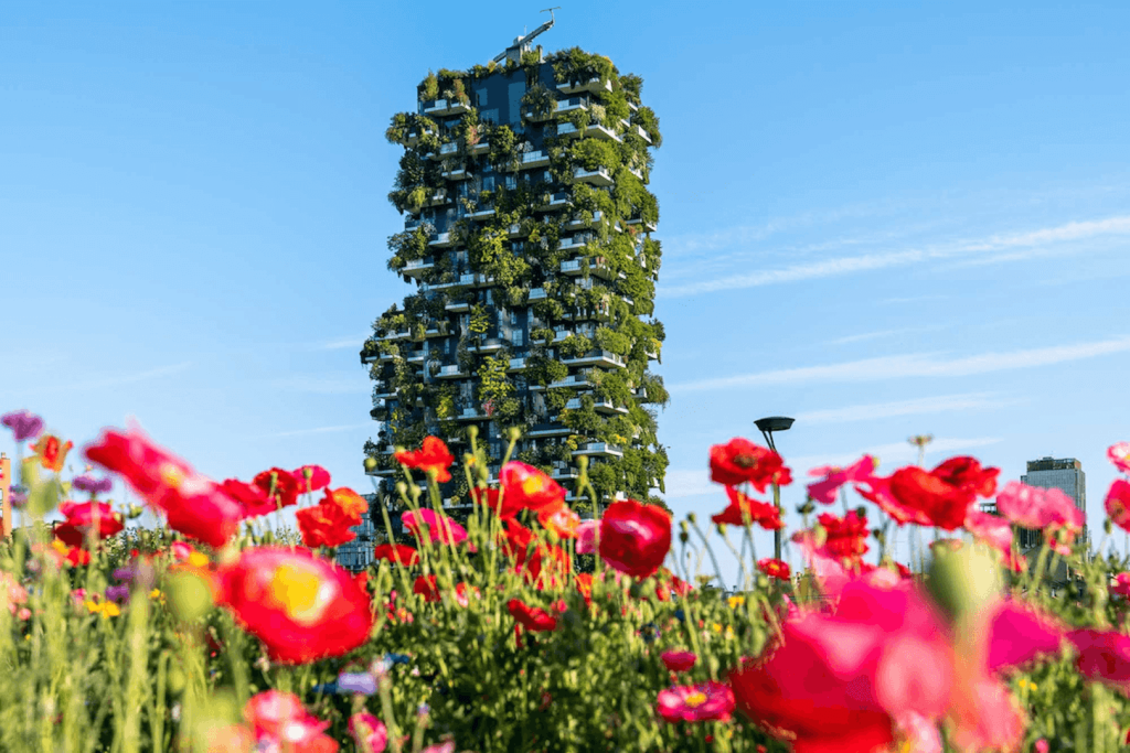 Vue sur la Forêt verticale de Milan, encadrée de coquelicots et de fleurs rouges au printemps.