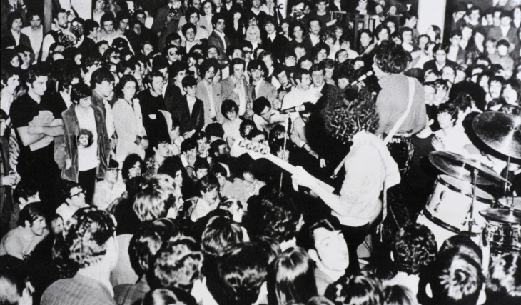 Von kleinen Underground-Clubs bis hin zu den großen Veranstaltungshallen Mailands – die neue immersive Ausstellung lässt 70 Jahre Live-Musik anhand von Archiven und Installationen Revue passieren