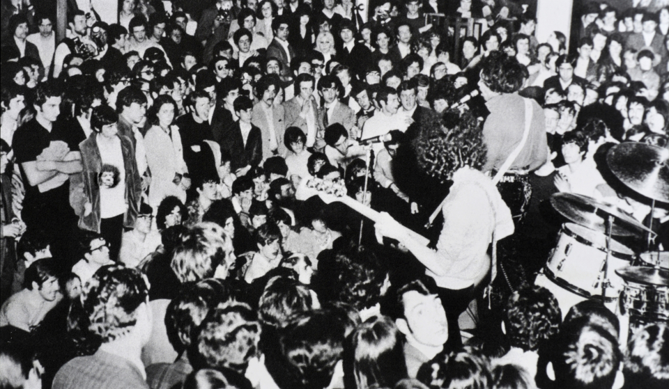 Dai piccoli club underground ai palazzetti di Milano, la nuova mostra immersiva ripercorre 70 anni di musica live tra archivi e installazioni