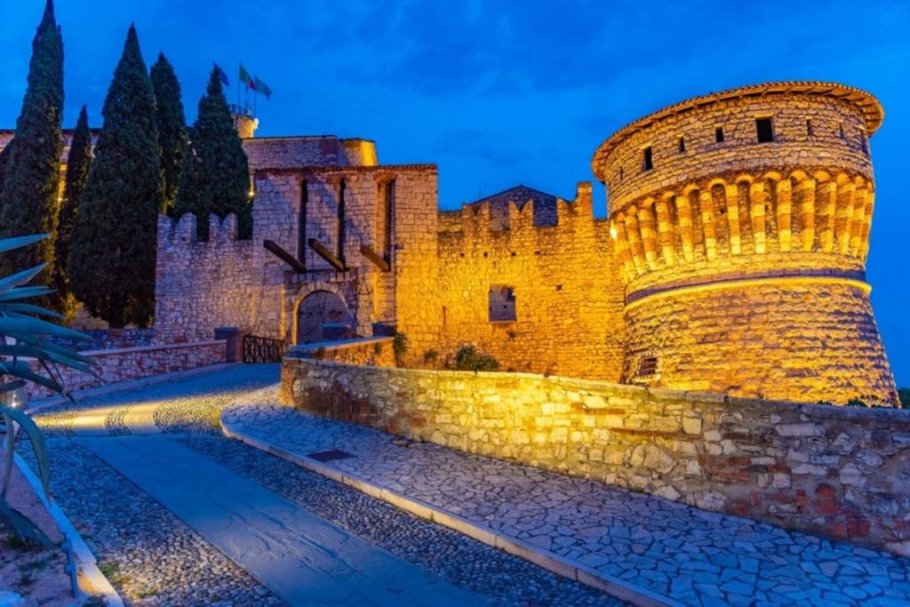 Im November erstrahlt ein Schloss eine Stunde von Mailand entfernt in einer immersiven Reise zwischen Hölle und Paradies