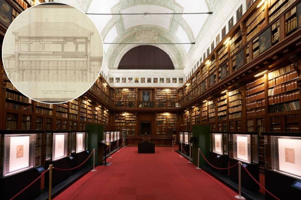 Salle Federiciana de la Bibliothèque Ambrosienne à Milan, avec ses vitrines d’exposition et un encart présentant le plan architectural historique.