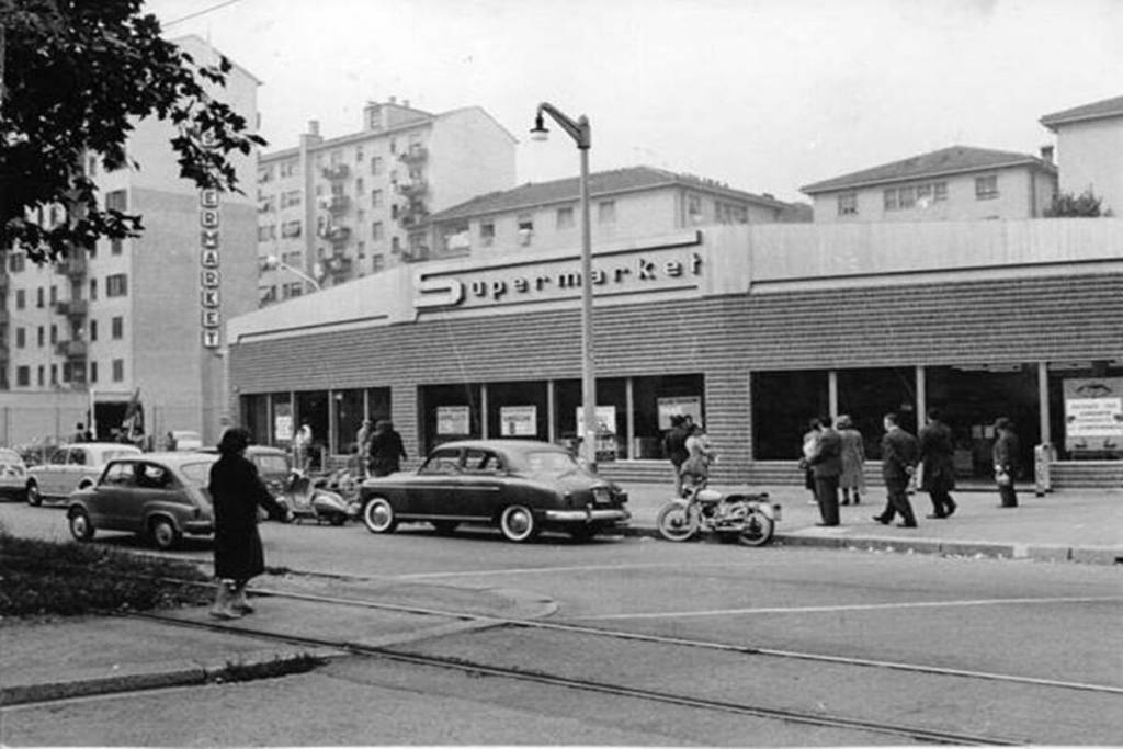 Il primo supermercato moderno d’Italia aprì a Milano: sugli scaffali c’erano anche pinne di pescecane