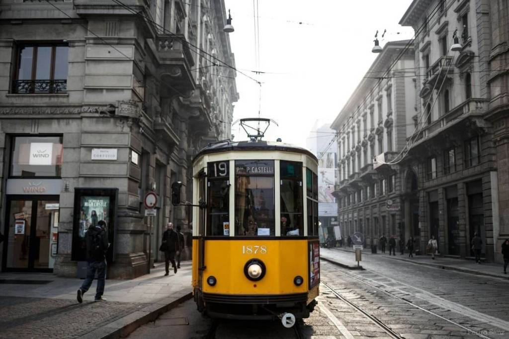 In 1928, Milan put 502 innovative “Carrelli” model streetcars into service; today, 125 of these iconic yellow trams with wooden seats still run on the city’s tracks like true traveling monuments