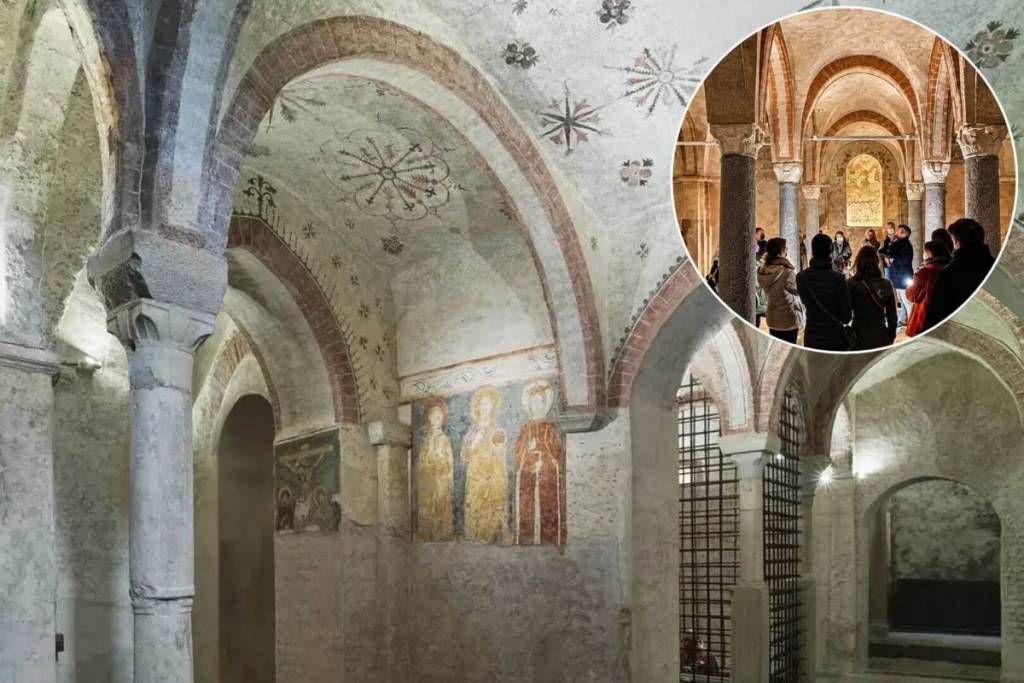 Cripta di San Sepolcro a Milano con volte affrescate medievali e visita guidata agli ambienti sotterranei.