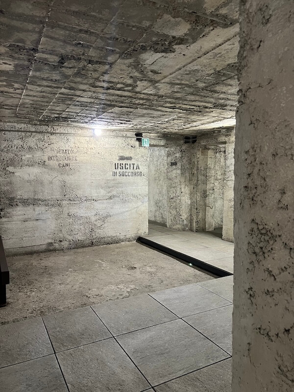 Scritte originali della Seconda guerra mondiale all'interno del rifugio antiaereo sotterraneo di Piazza Grandi a Milano.