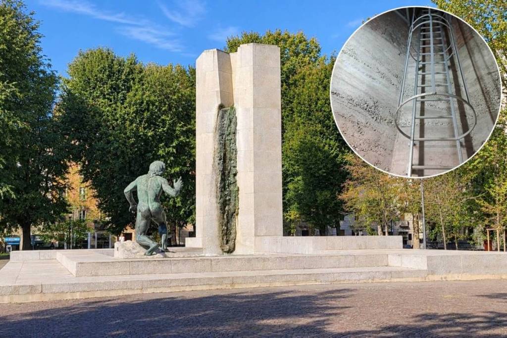 Monumento di Piazza Grandi a Milano con ingresso al rifugio antiaereo sotterraneo n. 56, dettaglio della scala metallica di accesso.
