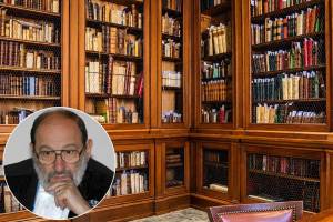 La monumentale biblioteca di Umberto Eco in Piazza Castello è stata svuotata e divisa: oggi nello «Studiolo» ricostruito alla Biblioteca Braidense, tra gli iconici bastoni da passeggio e altri oggetti personali, i bibliotecari custodiscono la preziosa collezione di volumi antichi e rari, preservando l’anima più esoterica del grande semiologo.