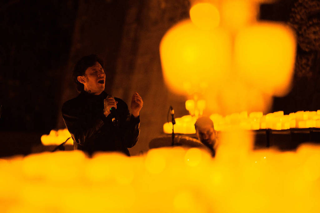 Primer plano de un cantante actuando durante un concierto Candlelight en México.