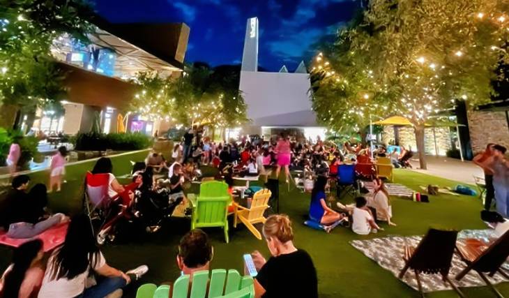 Cine gratis bajo las estrellas en Pueblo Serena durante julio y agosto — ideal para disfrutar en familia