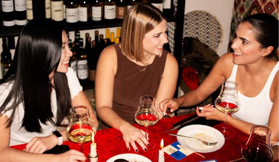 Llega a Monterrey una experiencia para conocer gente sin apps: solo una cena con personas afines en un restaurante secreto