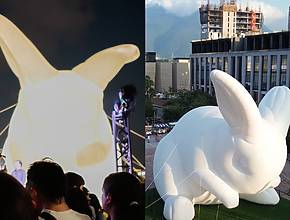 Meet the cute giant rabbit that glows in Monterrey: Intrude XXL, an impressive work that invites you to reflect on the environment.